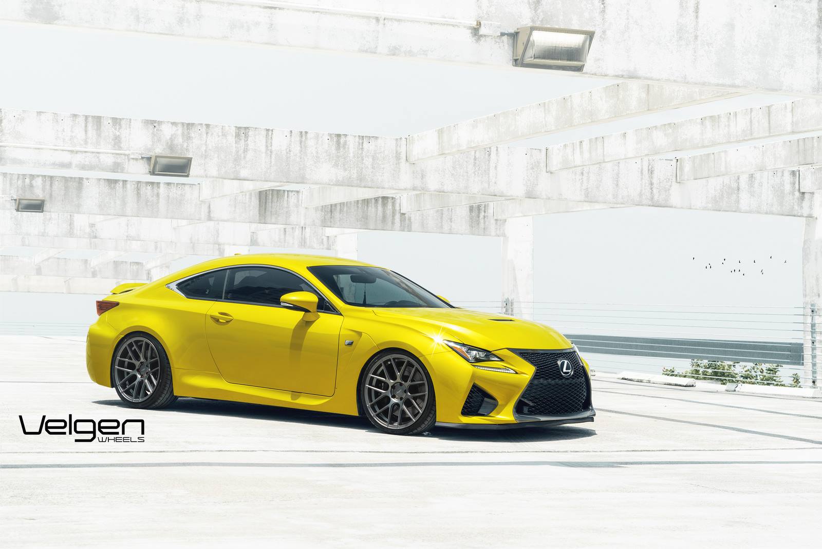 Желтый Lexus RC F на великолепных дисках Velgen